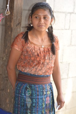 Amilsa, sa grande soeur, est devenue institutrice pour apprendre aux autres membres de la communauté
